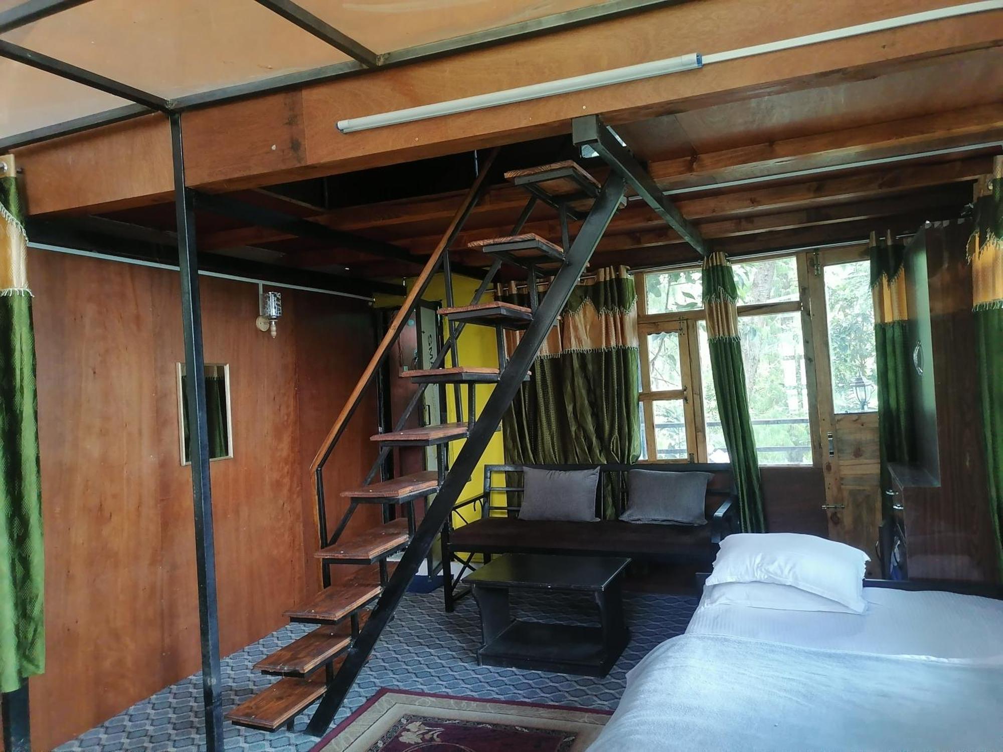 Jungle Crown Organic Homestay Nagarkot Bilik gambar